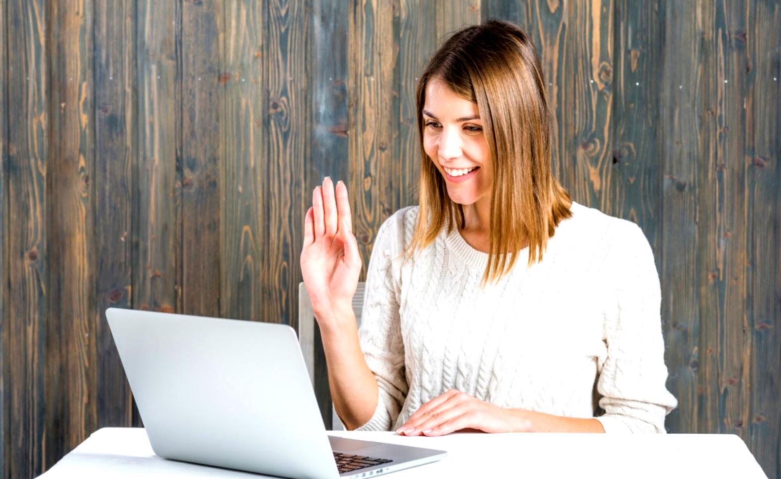 Рабочее пространство финансового аналитика с отчетами и графиками